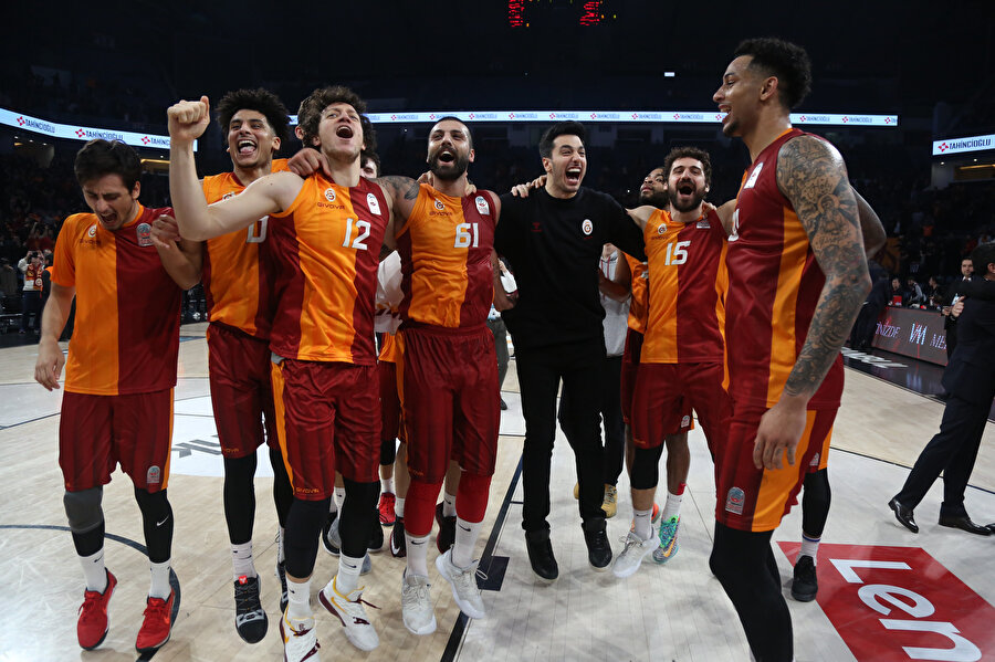 Galatasaraylı basketbolcuların galibiyet coşkusu.