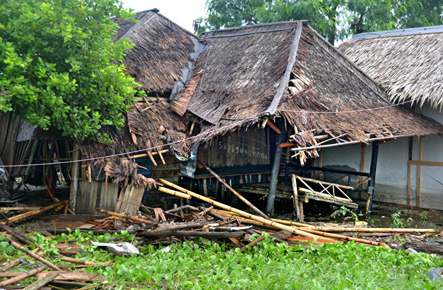 Tsunamide çok sayıda ev hasar gördü.