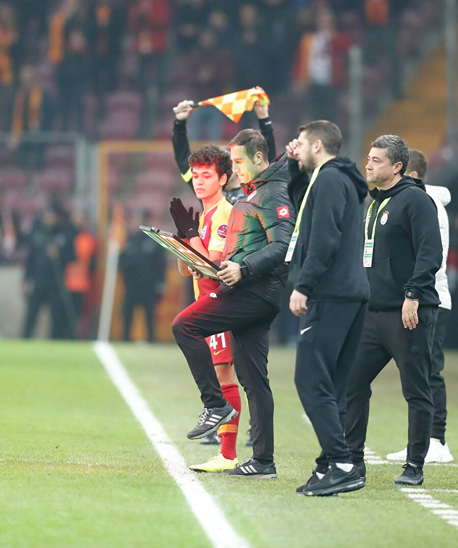 Mustafa Kapı oyuna girmek için maçın durmasını bekliyor.