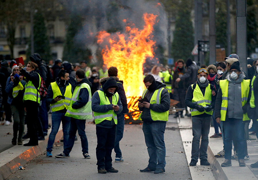 Fransa'daki gösterilerin altıncı haftasında protestolara katılımın düştüğü görüldü.