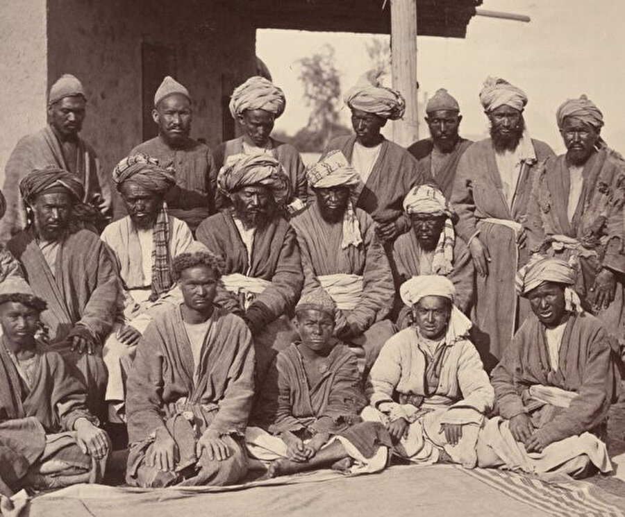 İkinci İngiliz-Afgan savaşında John Burke tarafından resimleri çekilen Besudi Hazara kabile şefleri (Yıl: 1880)