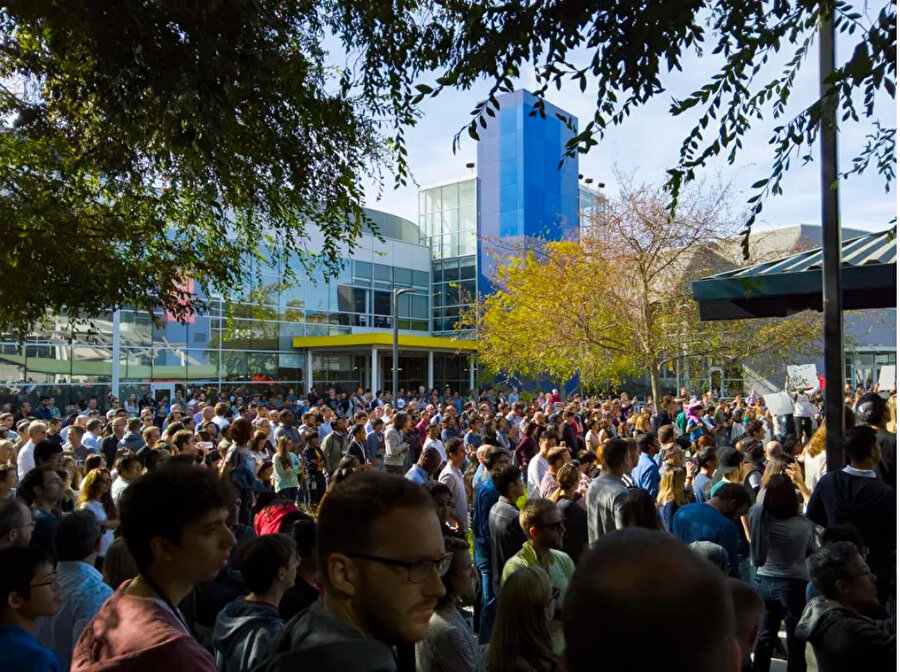 Google çalışanları, şirket protestolarına yoğun bir katılım gösteriyor. 