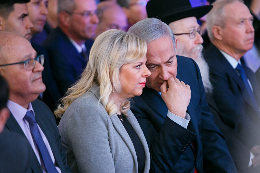 Netanyahu ve eşi Sara hakkında çok sayıda yolsuzluk davası bulunuyor.