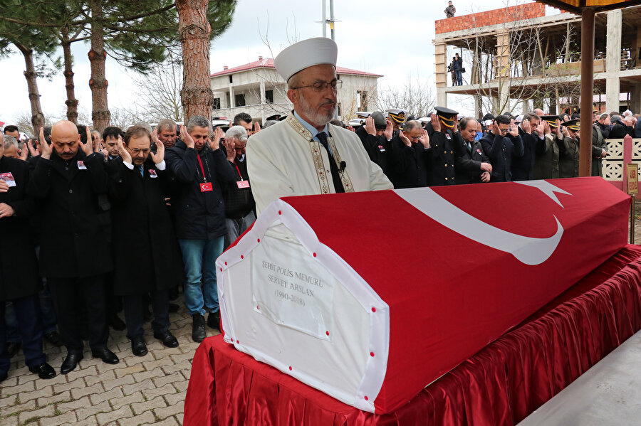 Şehit Polis Servet Arslan’ın cenaze namazı Karakiraz Camii’nde kılındı.