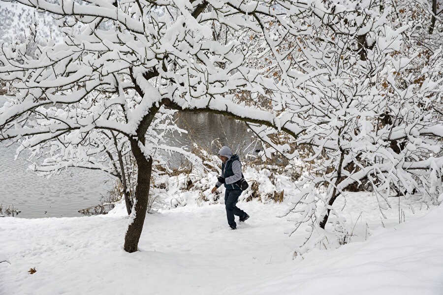 İstanbul'da sabah saatlerinde başlayan kar yağışı yerini güneşli havaya bıraktı.