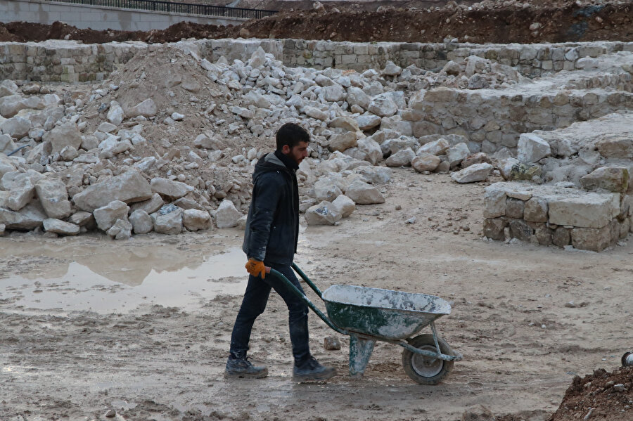 Süleyman Han Cami inşaatında çalışan işçilerden birinin çalışırken çekilmiş fotoğrafı. 