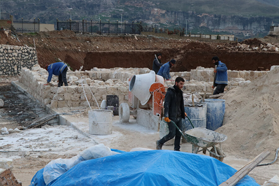 Yeni yerinde inşasına başlanan Süleyman Han caminin inşaatında birçok işçi çalışıyor.