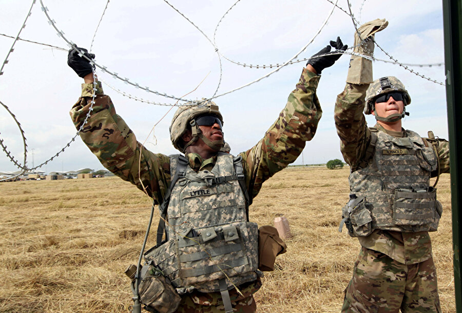 ABD'li askerler Meksika sınırına dikenli tel döşemişlerdi.