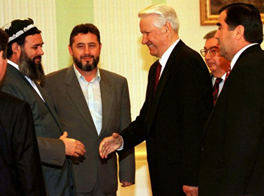 Tacikistan iç savaşını bitiren Moskova'daki görüşme...Soldan sağa Said Abdulla Nuri, Hoca Ekber Turaconzada, Boris Yeltsin, Yevgeni Primakov ve İmamali Rahman. (27 Haziran 1997)