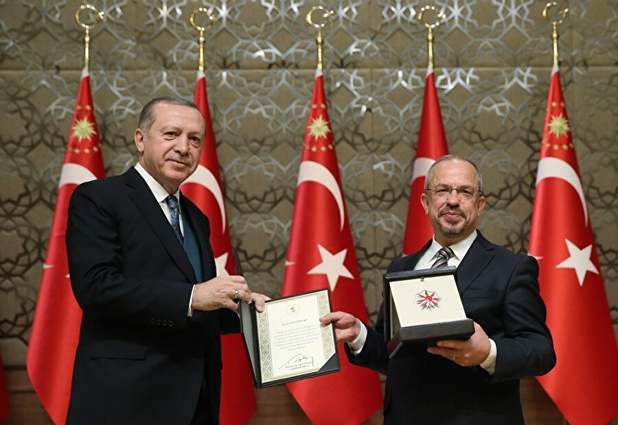 Göksel Baktagir, T.C. Cumhurbaşkanlığı Kültür ve Sanat ödülünü Recep Tayyip Erdoğan'ın elinden alıyor.