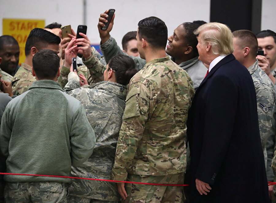 Trump, Irak'taki Amerikan askerleriyle fotoğraf çektirdi.