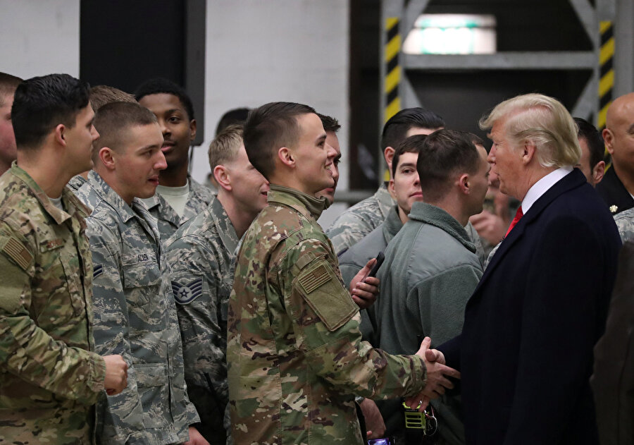 ABD Başkanı Trump, konuşmasının ardından askerlerle sohbet etti.