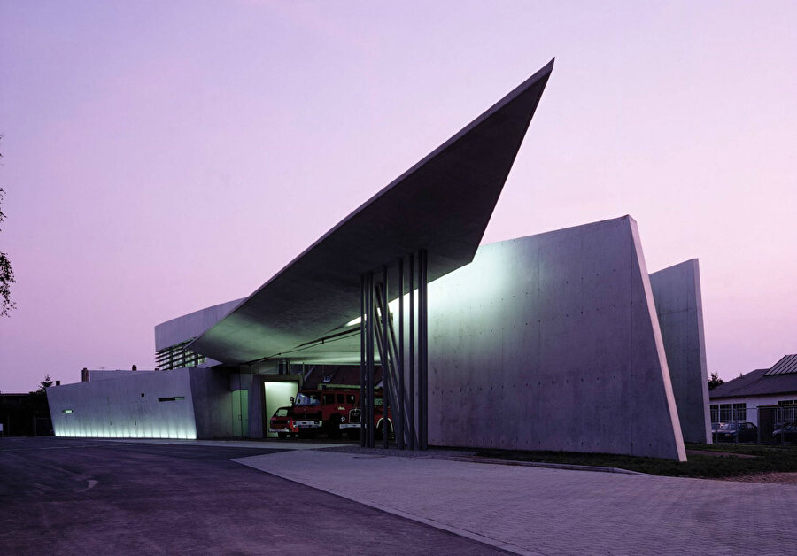 Zaha Hadid'in ilk büyük projesi, Almanya'da uyguladığı Vitra İtfaiye İstasyonu'ydu.