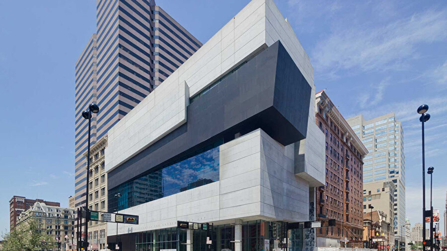 Cincinnati'deki Çağdaş Sanatlar Merkezi, Zaha Hadid'in ABD'deki ilk eseriydi (2003).