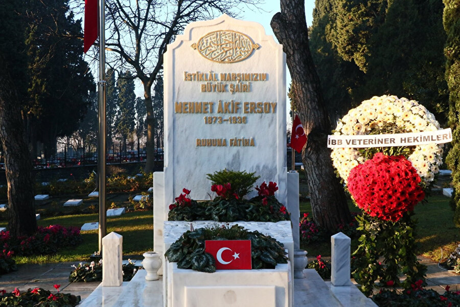 Mehmet Akif Ersoy'un Edirnekapı Şehitliği'ndeki mezarı