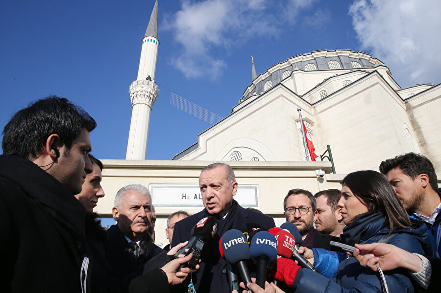 Cumhurbaşkanı Recep Tayyip Erdoğan, cuma namazı için geldiği Üsküdar'daki Hz. Ali Camii'nde gazetecilerin sorularını yanıtladı.