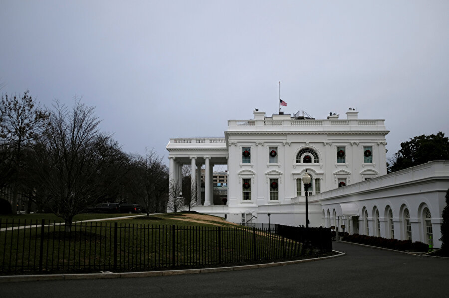 Eski başkan George H.W.'yi anmak için Beyaz Saray'da bulunan ABD bayrağı yarıya indirildi. 