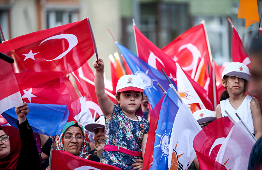 AK Parti'nin 24 Haziran seçimlerinden önce gerçekleştirilen bir mitingde, Türk bayrağı sallayan küçük kız. 