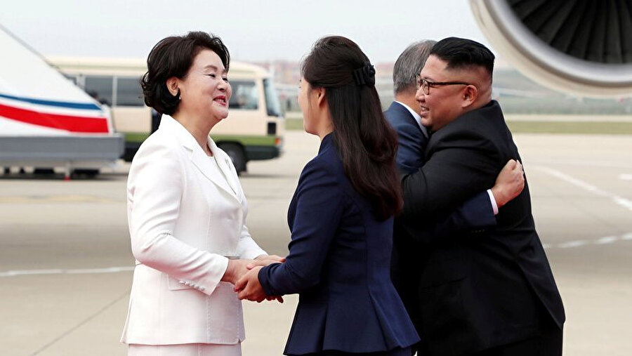 Güney Kore Başkanı Moon Jae-in, Kuzey Kore lideri Kim Jong-un ile Kore'de nükleer silahsızlanmanın görüşüleceği üçüncü buluşması için ziyaret ettiği Pyongyang'da Kim Jong-un, eşi Ri Sol-ju ve kız kardeşi Kim Yo-jong tarafından karşılanmıştı. Havalimanında kucaklaşan ikili, başkent caddelerinde bekleyen kalabalığı araçlarından selamlayarak devlet konuk evi Paekhwawon'a geçmişti.