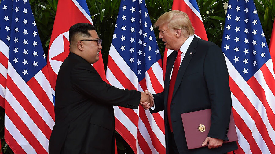 ABD Başkanı Donald Trump ile Kuzey Kore Devlet Başkanı Kim Jong-un, Singapur’un Sentosa Adası’ndaki Capella Otel’de bir araya gelerek el sıkışmıştı.