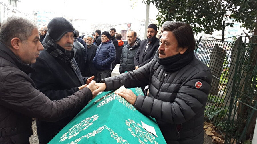 Selami Şahin abisinin cenazesi başında taziyeleri kabul etti. 