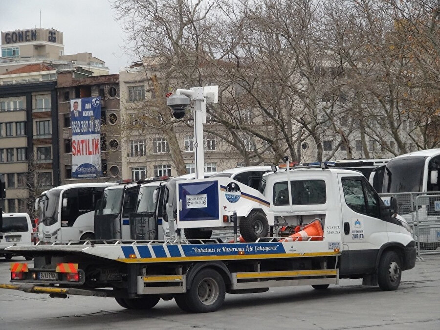 İstanbul Emniyet Müdürlüğüne bağlı polis ekipleri yılbaşı öncesinde Taksim Meydanı’nda bariyerli güvenlik önlemi aldı. Önlemler arasında ilk kez kullanılan güneş enerjili mobil KGYS kameraları da dikkati çekti.