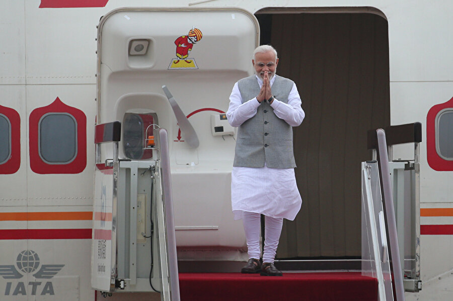 Hindistan Başbakanı Narendra Modi, uçaktan inerken görünüyor.