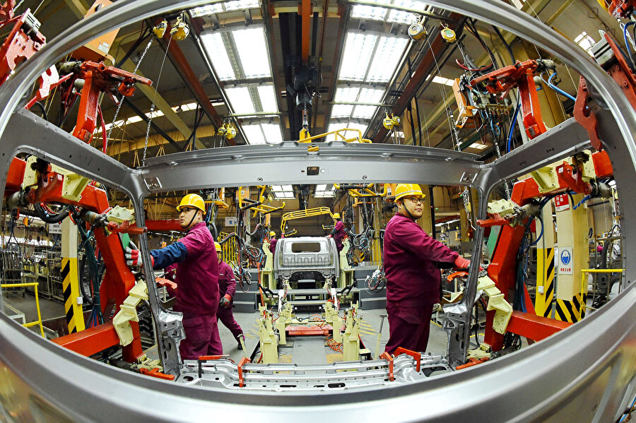 Çalışanlar, Weifang'daki JAC Motors tesisinde otomobil üretiyor. 