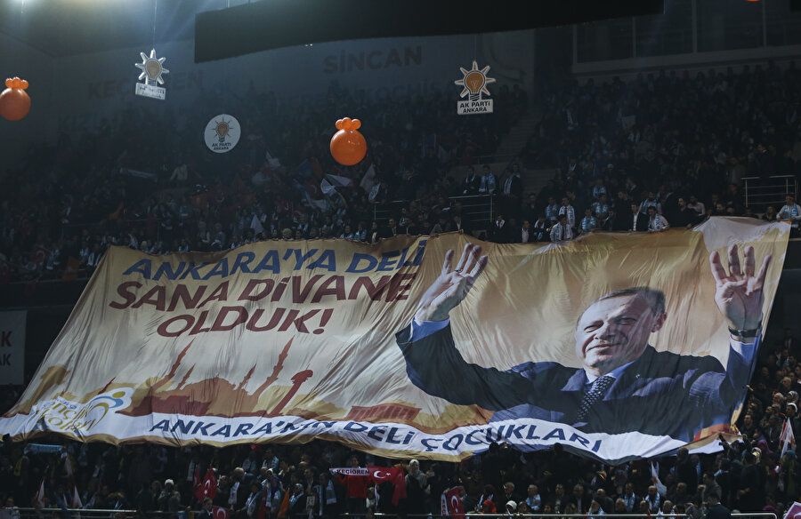 Ankara Spor Salonu'ndaki tanıtım toplantısı için Ankara'nın çeşitli ilçelerinden gelen partililer salonu doldurdu.