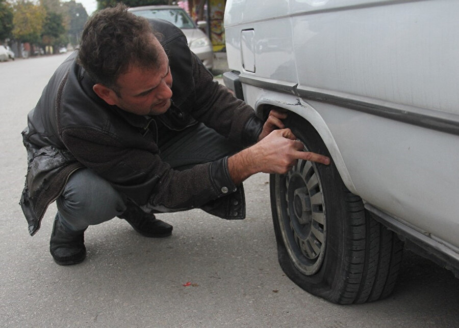 5 aracın lastiklerini kestiler.