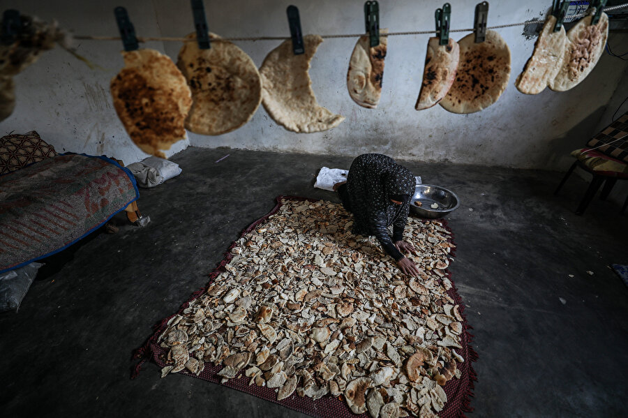 İsrail ablukası altındaki Gazze'de böbrek hastası kocasına ve çocuklarına bakmak zorunda kalan Filistinli Feyruz, ekmek parçalarını toplayıp kuş yetiştiricilerine satarak geçimini temin etmeye çalışıyor.