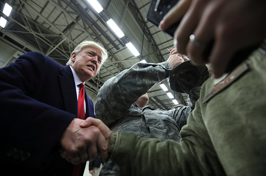 Donald Trump, Irak'taki ABD askerlerini ziyaret etmişti.