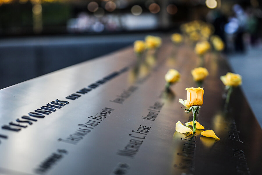9/11 saldırılarında hayatını kaybedenlerin isimlerinin yazılı olduğu anıta sarı çiçekler bırakılmıştı. 