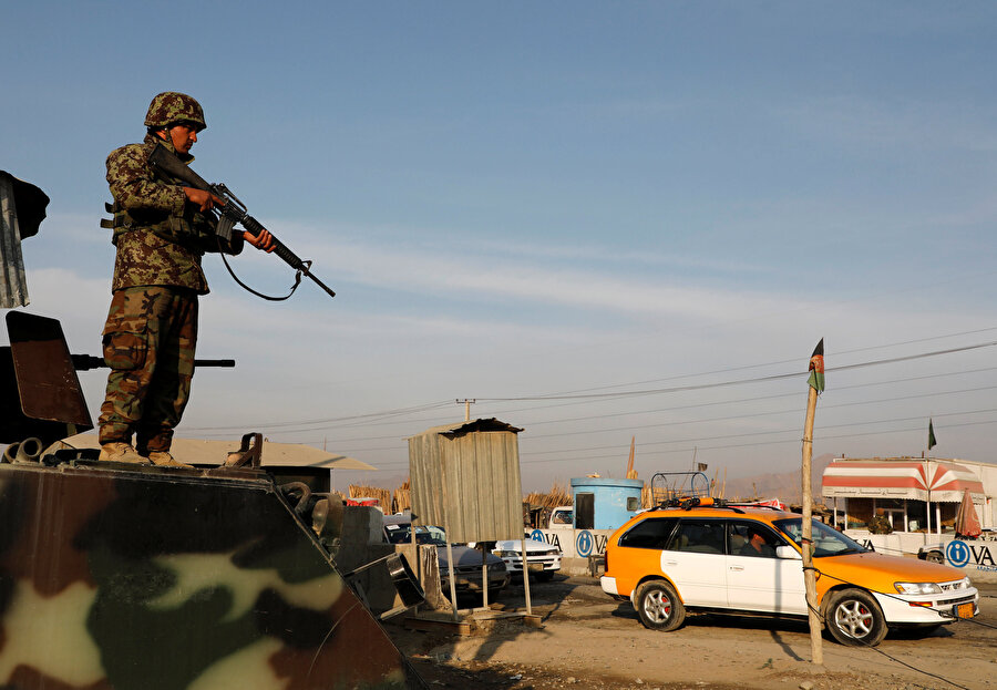 Afganistan'da eli tetikte bekleyen bir asker.