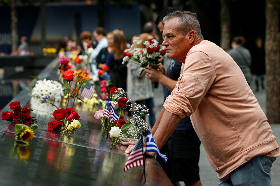 9/11 Eylül saldırılarının anma töreninde anıta çiçekler bırakılmıştı.