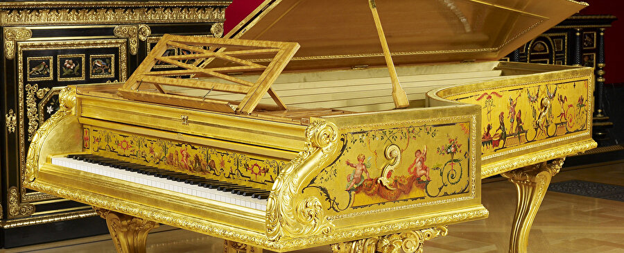 Maun ağacından imal edilen piyano, Buckingham Sarayı envanterine kayıtlı.