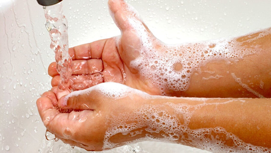 Sabun ve su ile eller sık sık yıkanmalı.