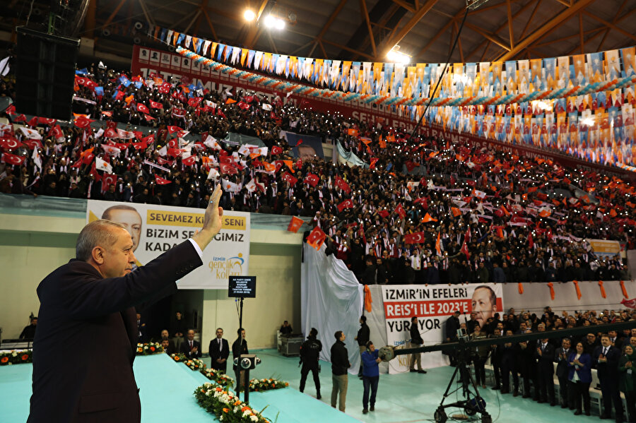 Cumhurbaşkanı Erdoğan, tanıtım toplantısına katılan vatandaşları selamladı.