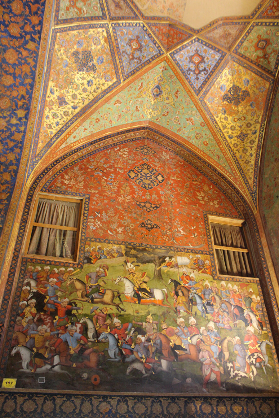 Safevî mimarisinin önemli örneklerinden İsfehan Çihelsütûn Sarayı’nda yer alan ve Şah İsmail’in Özbek Hanı Şeybânî ile olan savaşını gösteren bir tasvir. (Fotoğraf: Yusuf Sami Kamadan)