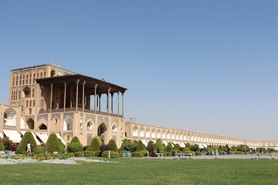 İsfehan’da Meydân-ı Şâh etrafındaki eserlerden biri olan Âlî Kapu Sarayı. (Fotoğraf: Yusuf Sami Kamadan)