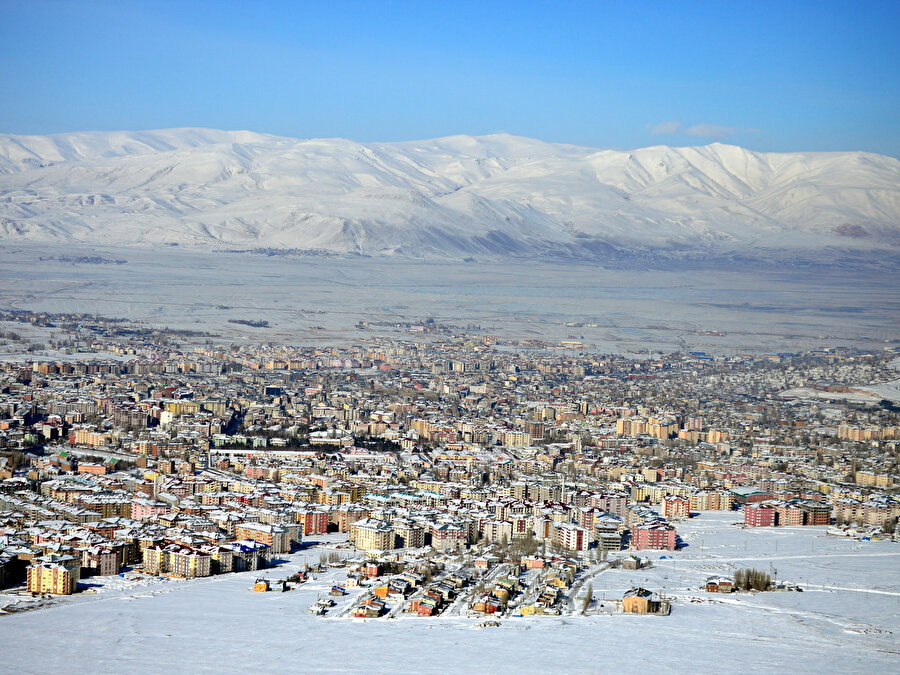 2011 yılında 25. Dünya Üniversiteler Kış Oyunları'na ev sahipliği yapan Erzurum, Türkiye ve dünya kış turizminin yeni cazibe merkezlerinden biri olmuştur. Kış olimpiyatlarının dahi düzenlenmesine imkân tanıyan Palandöken'de pistler dünyanın en uzun ve en dik pistleri arasında yer almaktadır. 