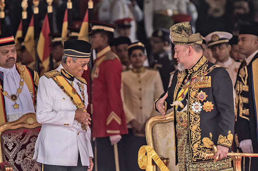 Malezya Başbakanı Mahathir Muhammed (solda), Kral Beşinci Muhammed'le birlikte.