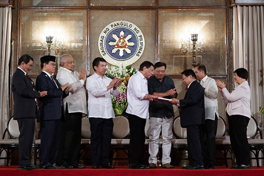Filipinler'in başkenti Manila'da, özerklik anlaşmasının imza töreni, 17 Temmuz 2017.