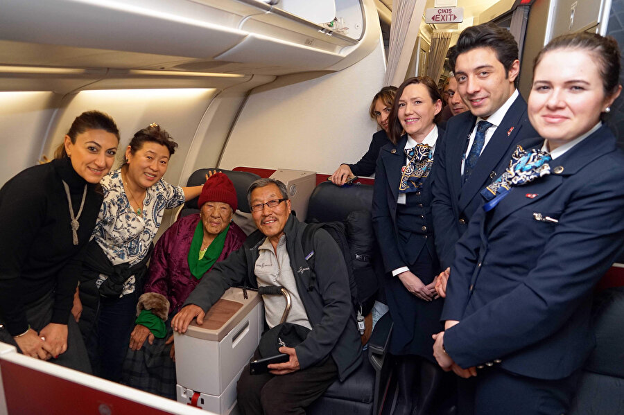  Doğum gününde THY'nin tarifeli seferiyle Katmandu'dan İstanbul' gelen Sherpini, 102'nci yaşını da uçakta kutladı.