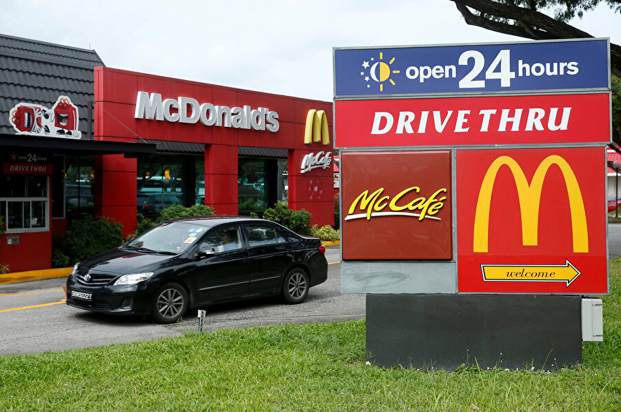 Fast food zincirlerinde çalışanların zor koşullarda çalıştığı biliniyor.