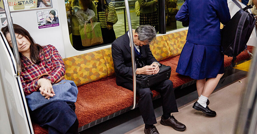 Japonlar uzun süren işe gidiş ve geliş yollarında da sıklıkla uyuyor.