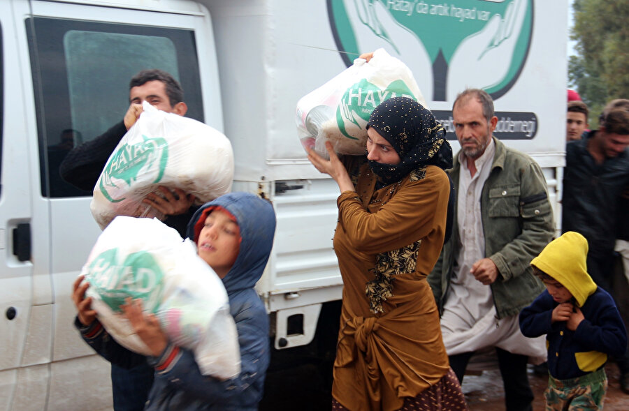 Hatay Yardımlaşma Derneğince (HAYAD) Kırıkhan ilçesindeki 300 Suriyeli aileye gıda ve kışlık kıyafet yardımı yapılmıştı.