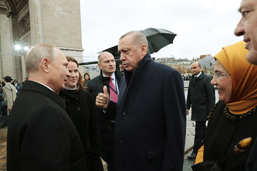 Fransa'nın başkenti Paris'te, Birinci Dünya Savaşı'nın sona erişinin 100'üncü yıl dönümü dolayısıyla düzenlenen anma töreni sonunda Cumhurbaşkanı Erdoğan, Rusya Devlet Başkanı Vladimir Putin ile bir süre sohbet etmişti.