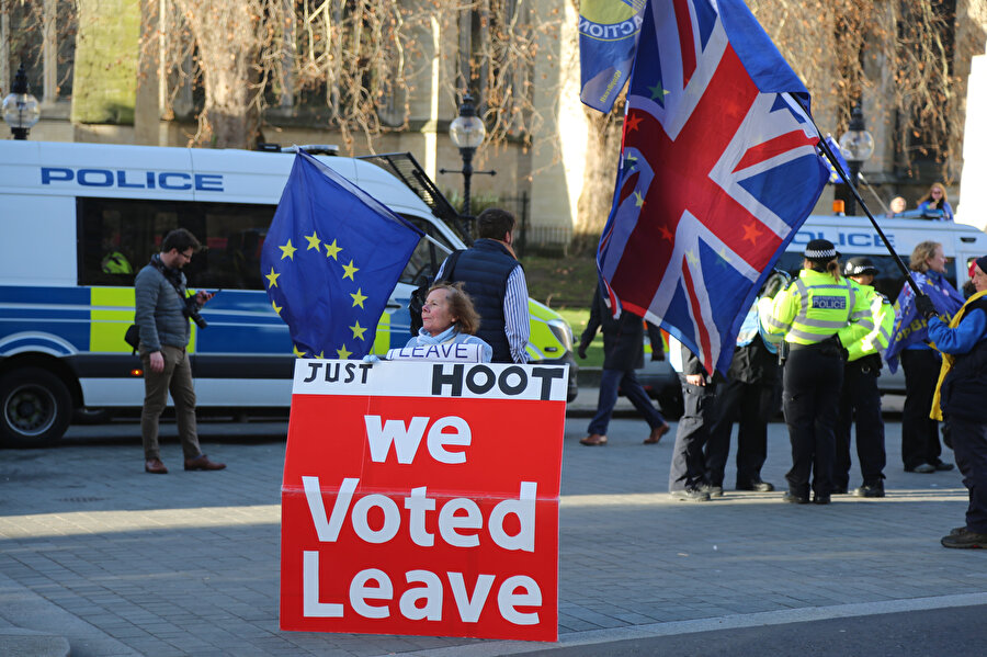 Brexit'i savunanlar parlamento önünde protesto düzenlemişti.