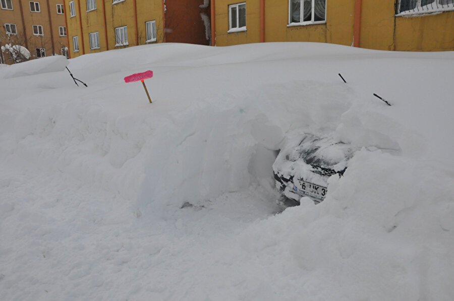 Kar kalınlığının 1 metreyi aştığı Bitlis'te kent merkezinde park halindeki araçlar kara gömüldü.